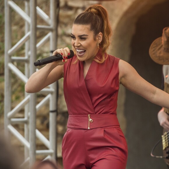 'O cuidado que eu tenho agora com a minha pele, unha e cabelo, é devido a um exame rotineiro que acusou anemia e ainda estou terminando de tratar. Mas aí é reposição de algumas vitaminas e naturalmente vai melhorando', diz Naiara Azevedo