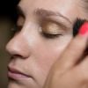 Para complementar a maquiagem metálica, o maquiador sugere usar cílios com efeito leque