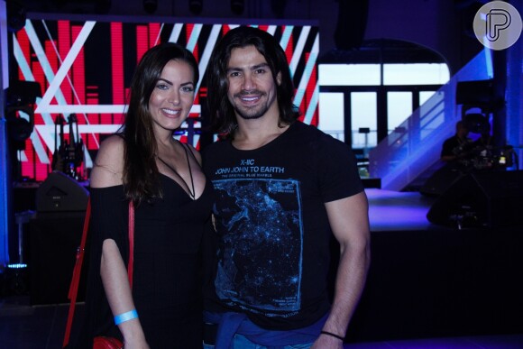 Mariano e a namorada, Carla Prata, marcaram presença em show sertanejo