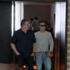Luciano Huck e Boninho deixam restaurante do shopping Village Mall, no Rio