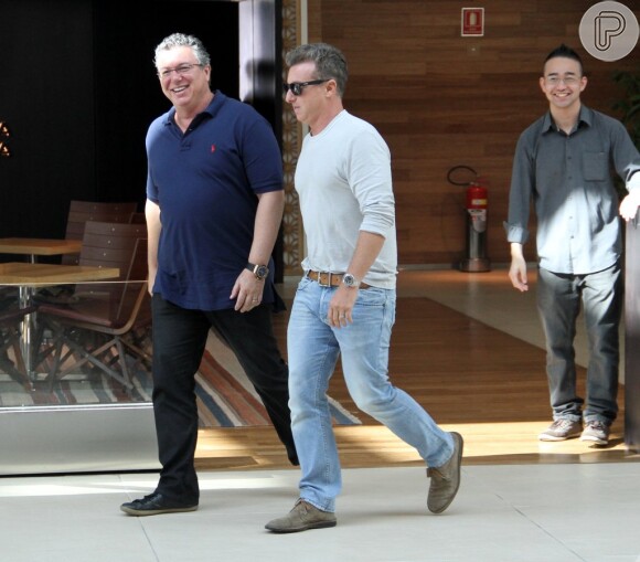 Luciano Huck caminha com Boninho no shopping Village Mall, no Rio