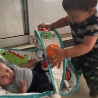 Andressa Suita mostra o filho Gabriel brincando com o irmão, Samuel. Vídeo!