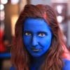 Para as corajosas no Halloween, vale pintar o rosto de cores fortes, como o azul, para imitar uma fantasia futurista