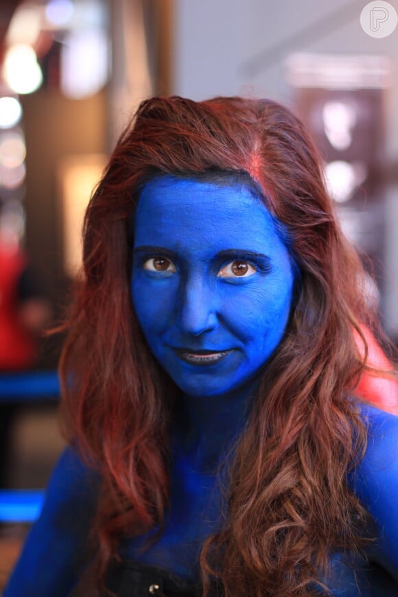 Para as corajosas no Halloween, vale pintar o rosto de cores fortes, como o azul, para imitar uma fantasia futurista