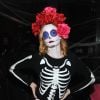 A atriz Heather Graham apostou em um vestido de caveira com maquiagem de caveira mexicana em uma festa de Halloween em Nova York no ano passado