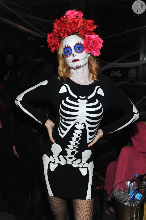 A atriz Heather Graham apostou em um vestido de caveira com maquiagem de caveira mexicana em uma festa de Halloween em Nova York no ano passado
