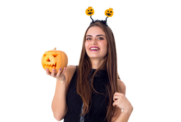 A fantasia de abóbora pode ser feita com acessórios como arcos para deixar o look de Halloween mais divertido