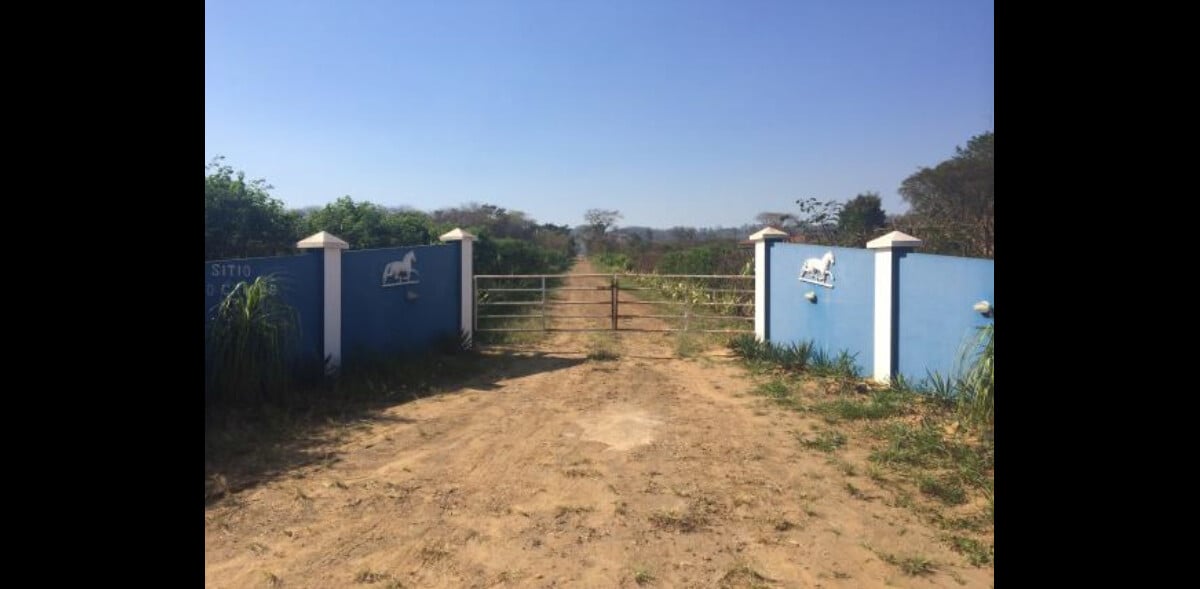 Foto: Entrada para o sítio de Ana Paula Arósio, no interior de São ...