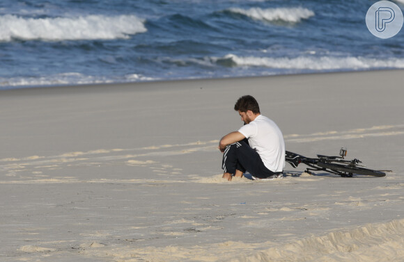 Klebber Toledo é fotografado reflexivo na praia da Barra da Tijuca, na Zona Oeste do Rio de Janeiro, em 12 de agosto de 2014