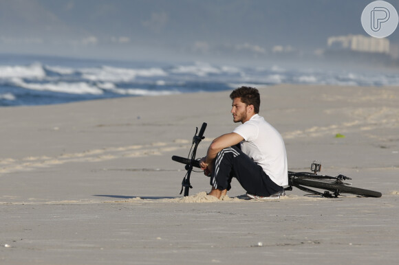 Klebber Toledo é fotografado reflexivo na praia da Barra da Tijuca, na Zona Oeste do Rio de Janeiro, em 12 de agosto de 2014