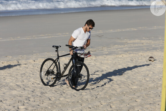Klebber Toledo deixa a praia da Barra da Tijuca com sua bicicleta