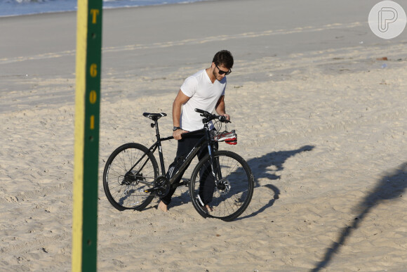 Klebber Toledo é fotografado reflexivo na praia da Barra da Tijuca, na Zona Oeste do Rio de Janeiro, em 12 de agosto de 2014
