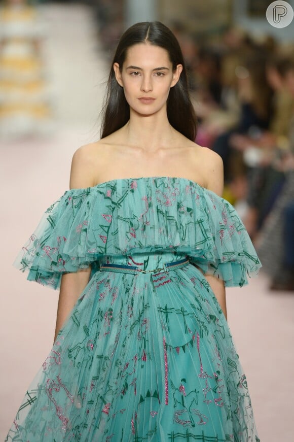 O vestido tomara que caia com babados e estampa floral de Carolina Herrera na NYFW promete ser hit da primavera