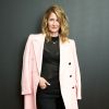 O look com calça e casaco também foi a escolha da Laura Dern