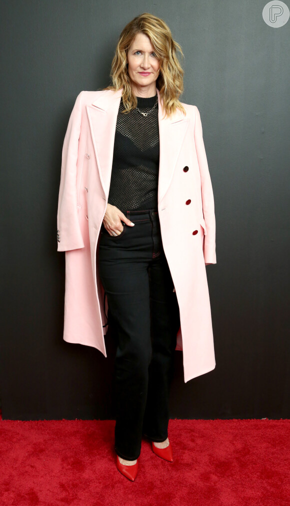 O look com calça e casaco também foi a escolha da Laura Dern