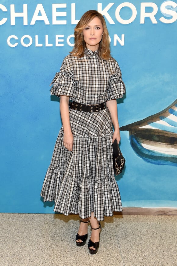 Rosie Byrne escolheu um look xadrez para prestigiar a Semana de Moda de Nova York