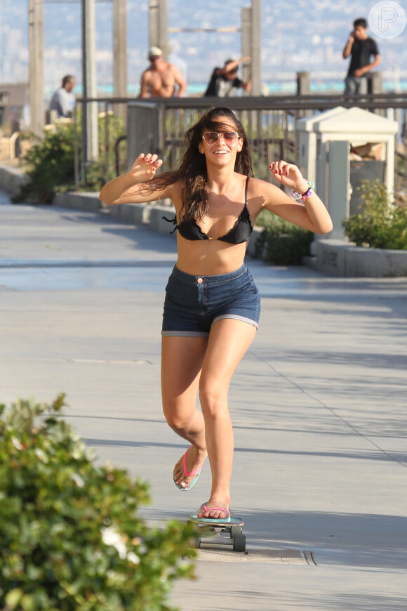 Bruna Marquezine mostra habilidade ao andar de skate em Manhattan Beach, em Los Angeles, nos EUA