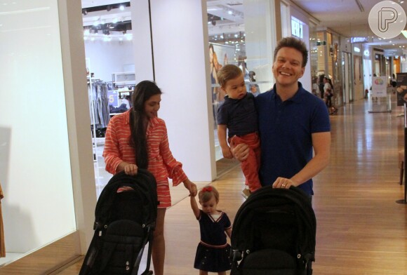 Michel Teló e Thais Fersoza escolheram um shopping de luxo para passear com Melinda e Teodoro