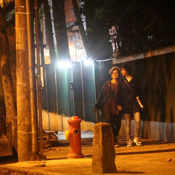 Nanda Costa passeou de mãos dadas com a namorada, Lan Lanh, neste sábado, 15 de setembro de 2018