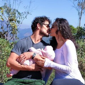 Bella, filha de Débora Nascimento e José Loreto, está com 5 meses de vida