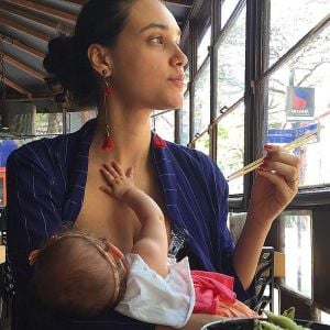 Débora Nascimento e José Loreto levaram a filha, Bella, para um almoço fora de casa