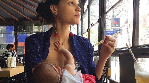 José Loreto mostra Débora Nascimento amamentando Bella em almoço: 'Faminta'