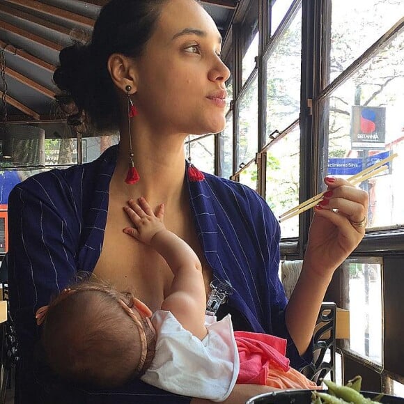 Débora Nascimento e José Loreto levaram a filha, Bella, para um almoço fora de casa