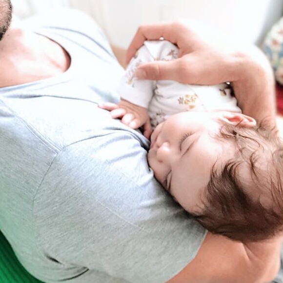 Débora Nascimento amamentou Bella enquanto almoçava e José Loreto brincou: 'Almoço de uma mãe plena e de uma filha faminta!'