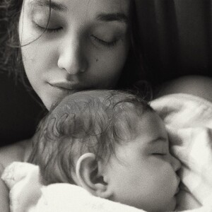 Débora Nascimento recentemente contou que ordenha o seu leite para deixar para Bella quando precisa sair