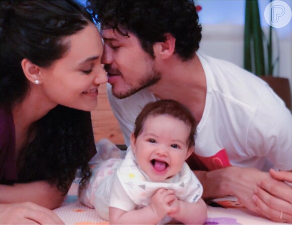 Débora Nascimento e José Loreto estão encantados com a pequena Bella