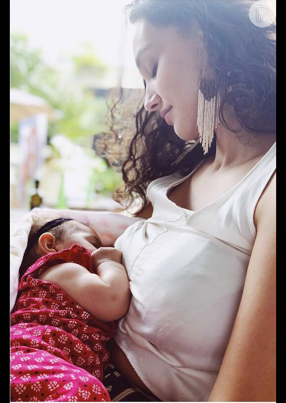 Débora Nascimento já contou que até os 6 meses Bella só vai tomar leite materno