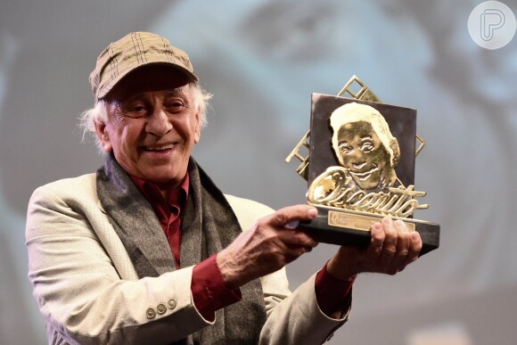 Flávio Migliaccio ganha o troféu Oscarito no Festival de Gramado