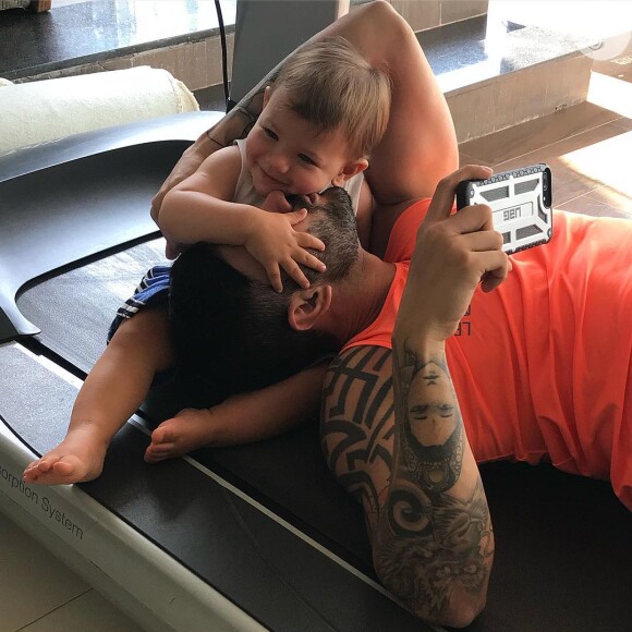 Gusttavo Lima compartilhou uma foto fofa com o filho Gabriel em seu Instagram, nesta segunda-feira, 17 de setembro de 2018