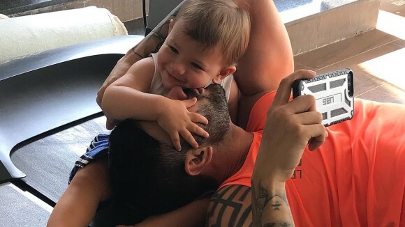 Gusttavo Lima dá beijo no filho Gabriel em foto fofa: 'Grudinho do papai'. Veja!