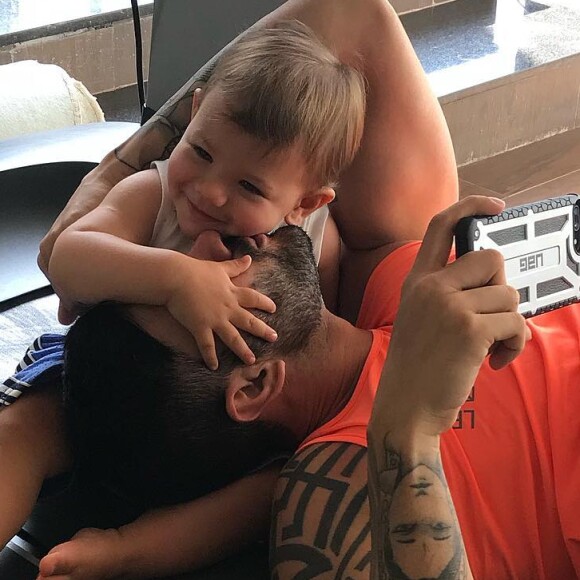 Gusttavo Lima compartilhou uma foto fofa com o filho Gabriel em seu Instagram, nesta segunda-feira, 17 de setembro de 2018