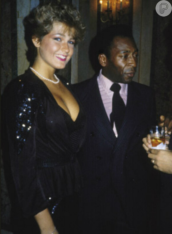 Pelé chegou a namorar Xuxa Meneghel por sete anos, no início da carreira da loira. Ela ainda trabalhava como modelo quando eles se conheceram. Na foto, ela posa com o ex-jogador em Nova York nos anos 1980