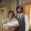 Cecília (Anajú Dorigon) e Rômulo (Marcos Pitombo) adotam o bebê abandonado nos últimos capítulos da novela 'Orgulho e Paixão'