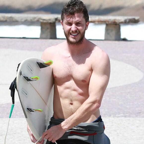 Klebber Toledo chamou atenção com o abdômen definido na praia da Macumba