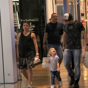 Rafael Cardoso conversa com a filha, Aurora, durante passeio em shopping