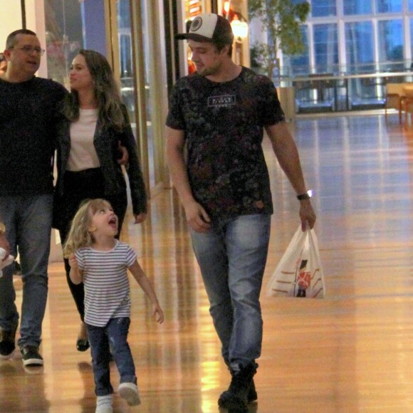 Rafael Cardoso brinca com a filha, Aurora, durante passeio em shopping