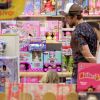Rafael Cardoso foi às compras em loja de brinquedos com a filha mais velha, Aurora