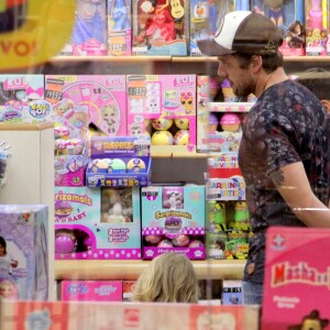 Rafael Cardoso foi às compras em loja de brinquedos com a filha mais velha, Aurora