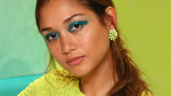 Ponto de cor na maquiagem: como usar a tendência colorida sem exageros