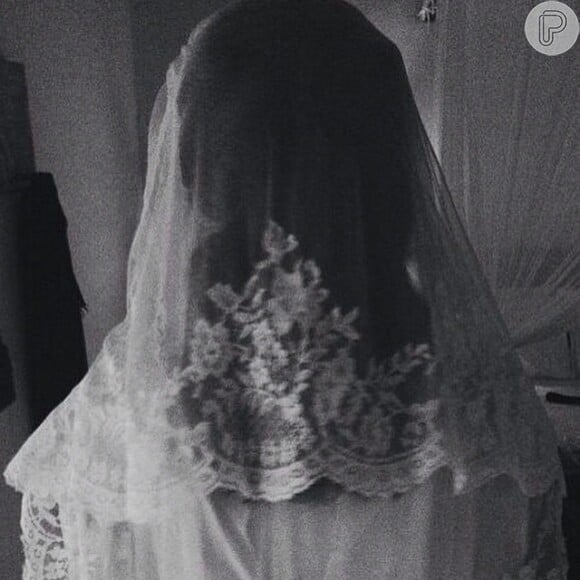 'O véu mais lindo que já vi', escreveu Bia Antony no Instagram