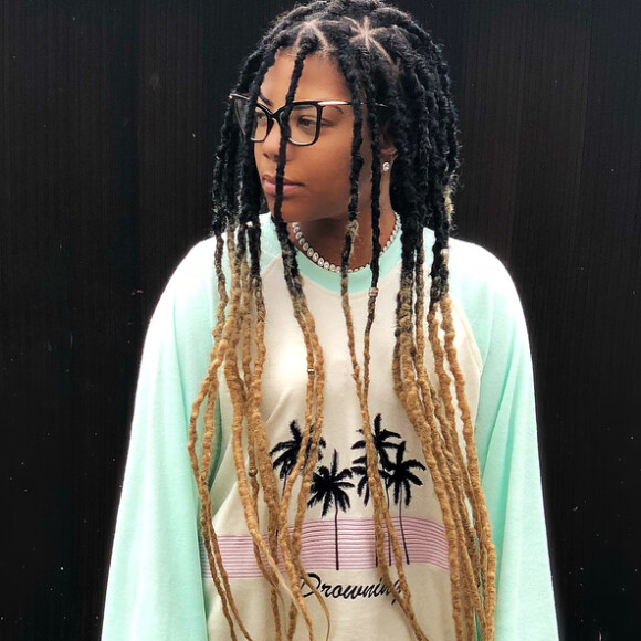 Ludmilla iniciou a transição capilar e assumiu o cabelo natural