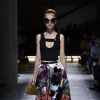 O look Prada traz um glamour retrô e poderoso para o verão de 2019
