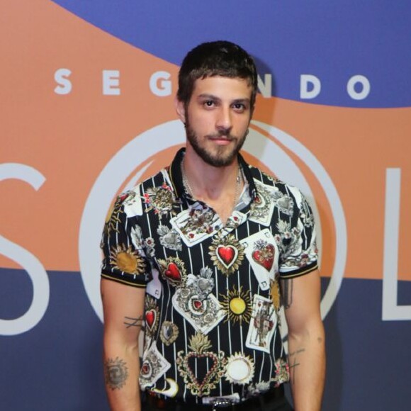 Chay Suede entregou que não tem problema com nudez em cena