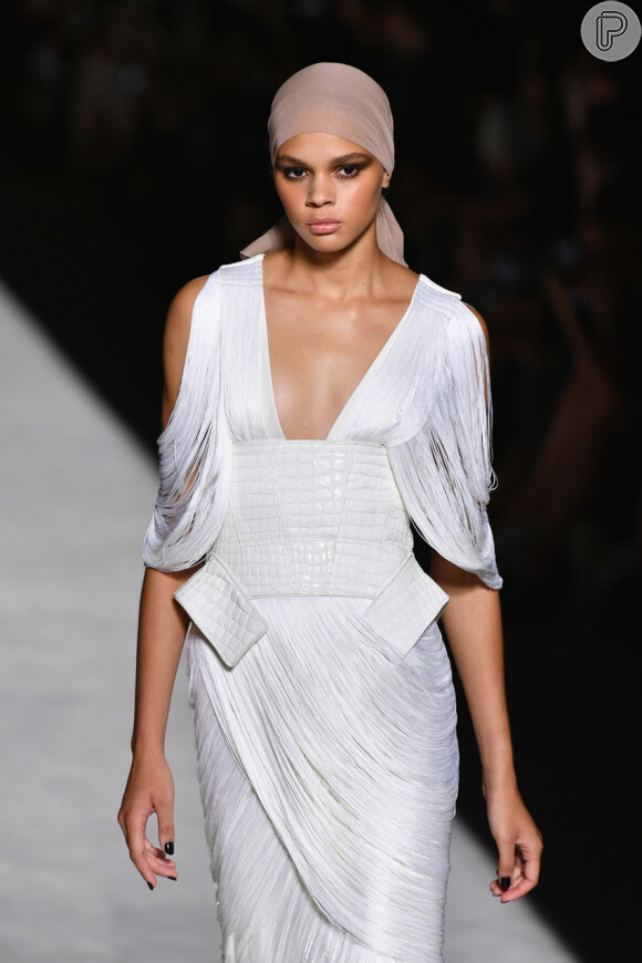 O espartilho parecido com o corset, que modela a cintura, apareceu por cima de vestidos brancos para deixar o look mais veraneio
