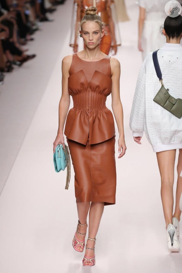 Na Fendi, o espartilho apareceu em couro caramelo, bem glamouroso por cima de um vestido midi