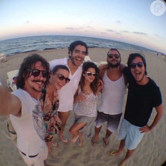 Fernanda Paes Leme posa com amigos em Ibiza, na Espanha